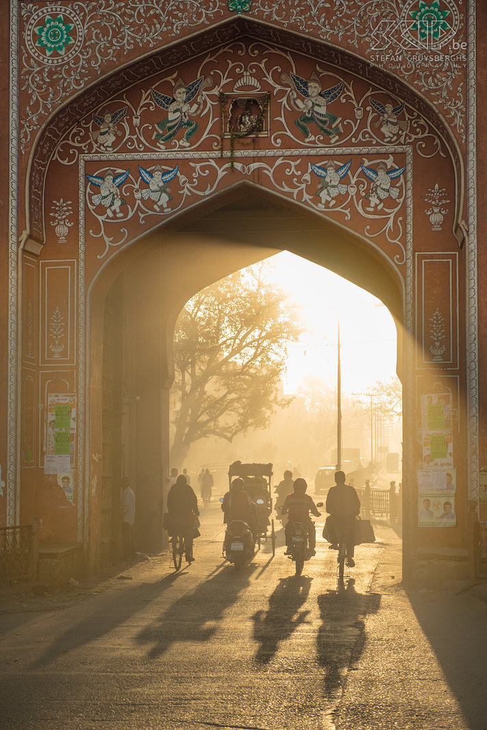 Jaipur - Chandpole poort De Chandpole poort met fietsers, brommertjes en riksja's en het prachtige licht van de opkomende zon. Stefan Cruysberghs